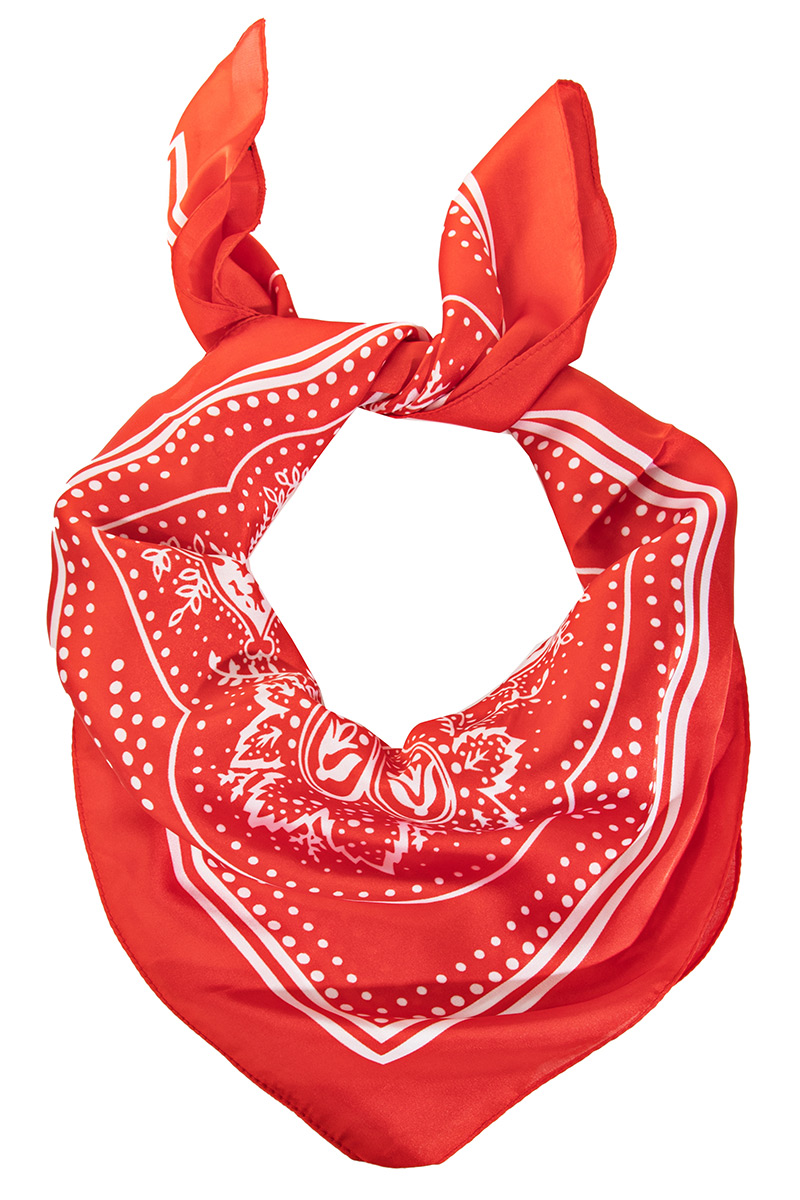 Why is polyester a good material for this scarf?