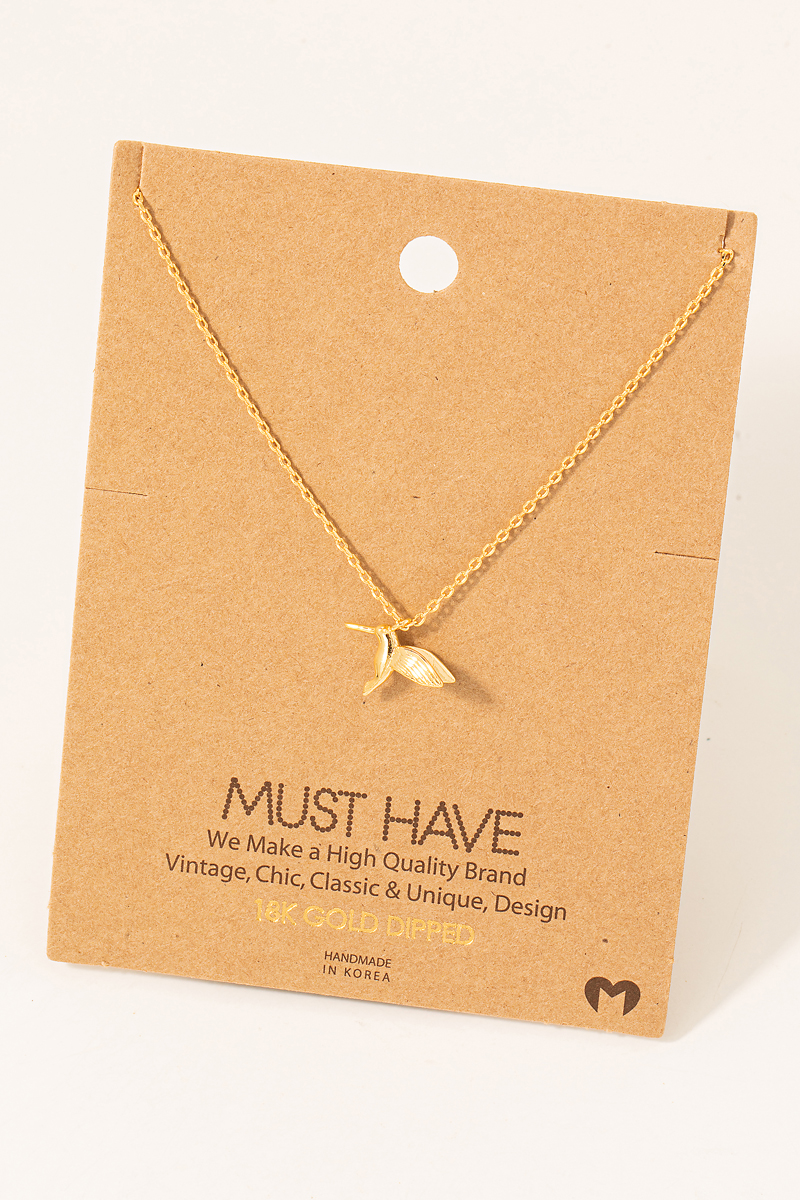 What style does the necklace feature?