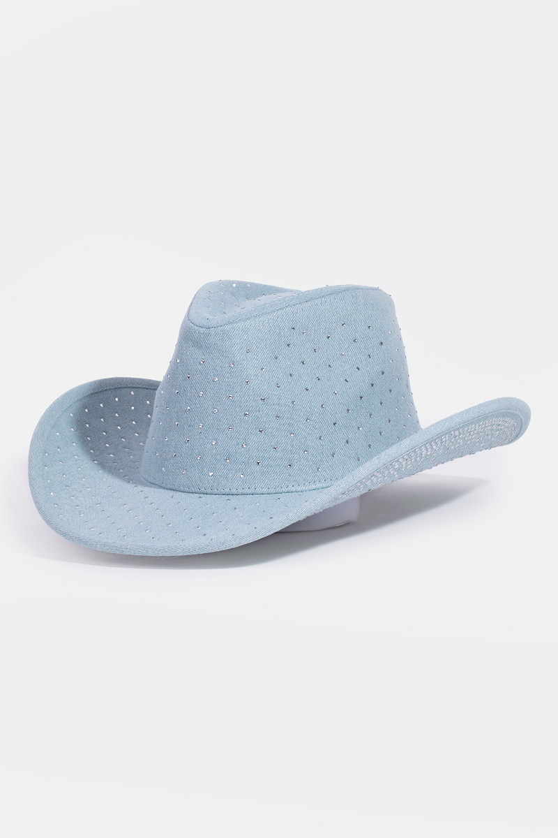 What style does the fedora hat feature?