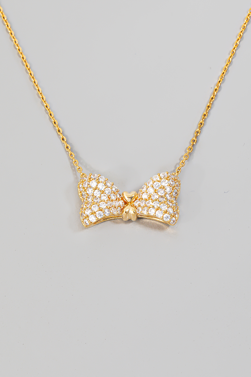 What style does the necklace showcase?