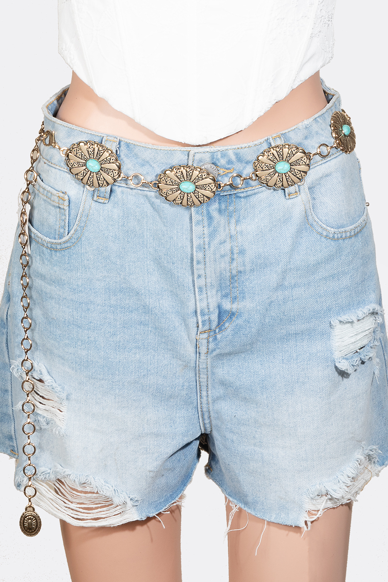 How do you wear a chain on a belt?