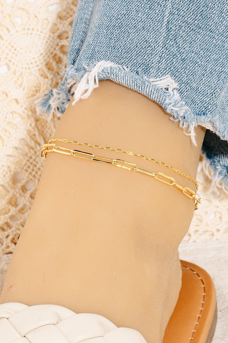 What style does the anklet feature?