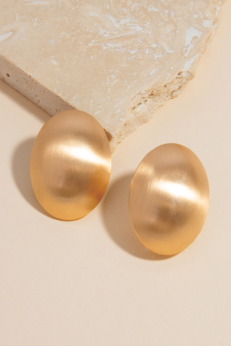 What percentage of the earrings is made from plastic?