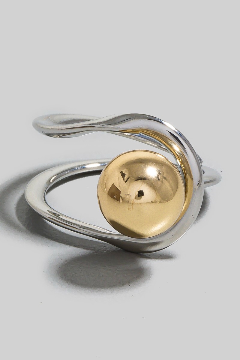 What style does the ring feature?